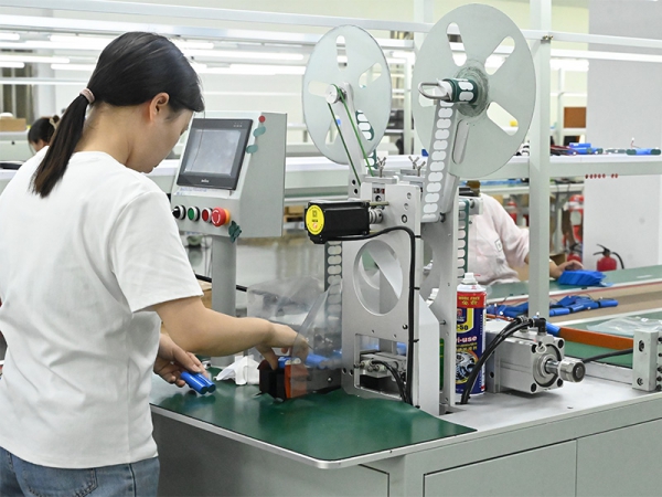 Factory production lineLithium battery - equipment for pasting barley paper