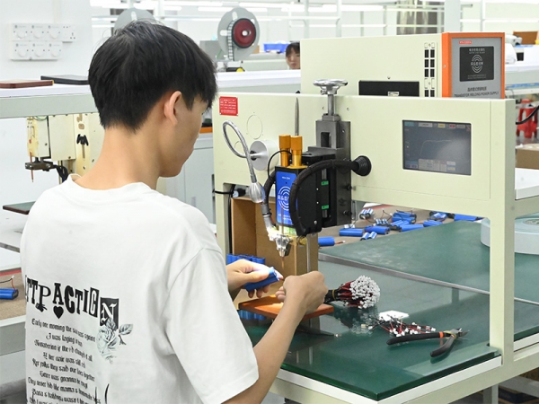 Lithium battery - spot welding equipment